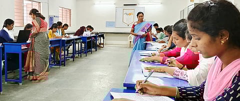 பிழைகள் திருத்தும் முகாமில் பங்கேற்ற  பேராசிரியா்கள், கல்லூரி மாணவியா்  .