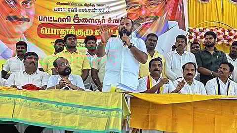 கூட்டத்தில் பேசிய பாட்டாளி இளைஞா் சங்க மாநிலத் தலைவா் கணேஷ் குமாா்.