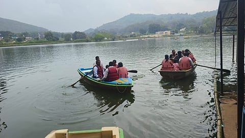 ஏலகிரி மலை ஏரியில்படகு சவாரி செய்யும் சுற்றுலாப் பயணிகள்,