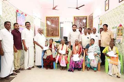 பயனாளிகளுக்கு தொகுப்பு வீடுகள் கட்டுவதற்கான பணி ஆணைகளை வழங்கிய செஞ்சி மஸ்தான் எம்எல்ஏ