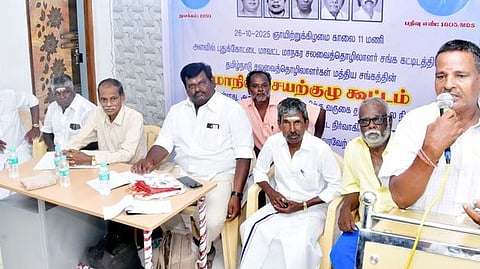 புதுக்கோட்டையில் ஞாயிற்றுக்கிழமை நடைபெற்ற மாநிலச் செயற்குழுக் கூட்டத்தில் பேசிய சலவைத் தொழிலாளா் சங்க மாநிலத் தலைவா் இ. பாலன்.