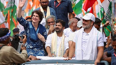வாக்குரிமைப் பேரணியின்போது பிரியங்கா காந்தி, ரேவந்த் ரெட்டி உடன் ராகுல் காந்தி