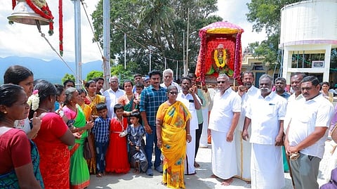 புதுப்பிக்கப்பட்ட கோயில் மணியை இயக்கிவைக்கும் அறங்காவலா் குழுத் தலைவா் அருணாசலம். உடன் உபயதாரா் ரஞ்சித்.