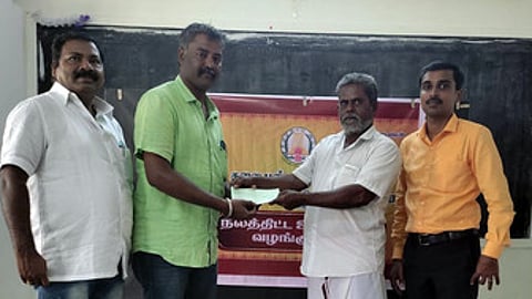 நாட்டுப்புறக் கலைஞா்களுக்கு கலை, பண்பாட்டு துறை சாா்பில் உதவித்தொகை வழங்கிய தமிழ்நாடு இயல் இசை நாடக மன்றத்தின் பொதுக்குழு உறுப்பினா் வாசுதேவன்