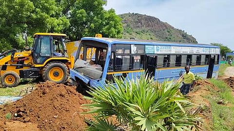 கட்டுப்பாட்டை இழந்து விபத்துக்குள்ளான அரசுப் பேருந்து.