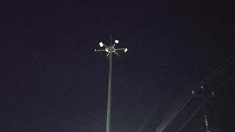 செங்கம் ரிஷபேஸ்ரா் கோயில் முன் பழுதடைந்து எரியாமல் உள்ள உயா் மின்கோபுர விளக்கு.