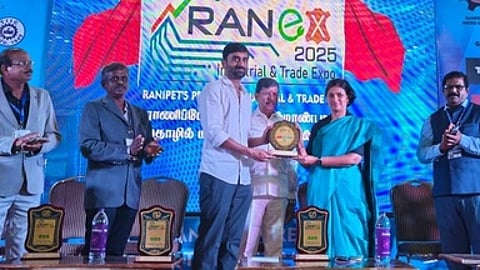 தொழில் மற்றும் வணிகக் கண்காட்சியில் பங்கேற்ற தொழில் நிறுவனங்களுக்கு பரிசு வழங்கிய ஆட்சியா் ஜெ.யு.சந்திரகலா.