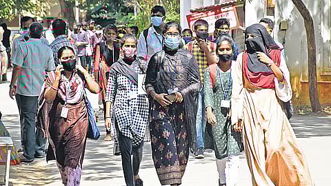 கல்லூரி மாணவிகள்