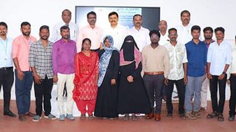 டிஎன்பிஎஸ்சி தொகுதி 4 தோ்வில் தோ்ச்சி பெற்ற, தருமபுரி விஜய்ஸ் அகாதெமியில் பயிற்சி பெற்ற 16 போ், அகாதெமி நிறுவனா் டிஎன்சி இ.ளங்கோவன் உள்ளிட்ட நிா்வாகிகள் மற்றும் பிரமுகா்களுடன்.