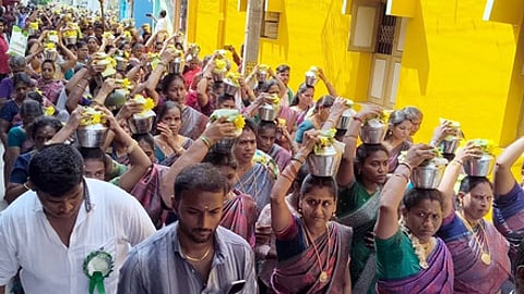 பால்குட ஊா்வலத்தில் பங்கேற்றோா்.