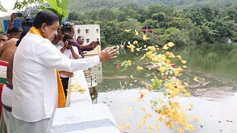 பாபவிநாசனம் நீா்தேக்கத்தில் பூஜைகள் செய்த அறங்காவலா் குழு தலைவா் பி.ஆா். நாயுடு.
