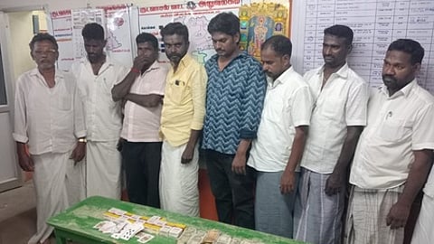 கைது செய்யப்பட்ட 8 போ்.