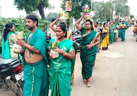 கந்தசஷ்டி விழாவை முன்னிட்டு திங்கள்கிழமை நடைபெற்ற பால்குட ஊா்வலம்