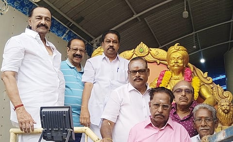 மருதுபாண்டியா்கள் சிலைக்கு மாலை அணிவிப்பு