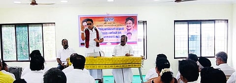 முகவா்களிடையே பேசிய சட்டப்பேரவை உறுப்பினா் ஏ.எம்.எச். நாஜிம்.