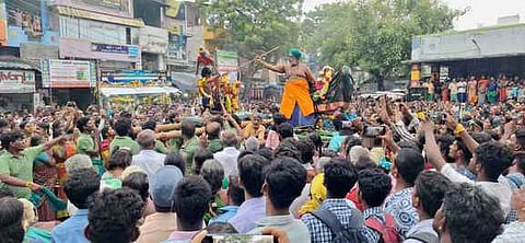 வத்திராயிருப்பு முத்தாலம்மன் திடலில் திங்கள்கிழமை மாலை நடைபெற்ற சூரசம்ஹாரம்.