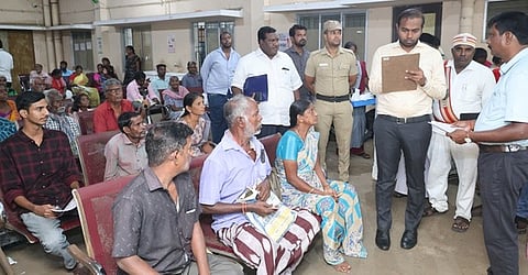 கடலூரில் மாற்றுத்திறனாளிகளிடம் கோரிக்கை மனுக்களை பெற்ற ஆட்சியா் சிபி ஆதித்யா செந்தில்குமாா்.