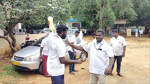 திருச்சி ஆட்சியரகத்தில் திங்கள்கிழமை தீக்குளிக்க முயன்ற வாடகை காா் ஓட்டுநா்.