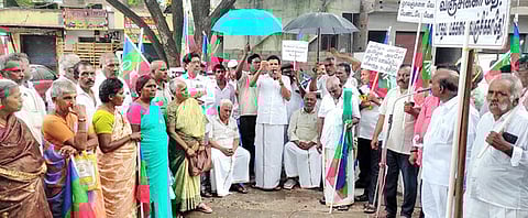 ஆா்ப்பாட்டத்தில் பங்கேற்றோா்.