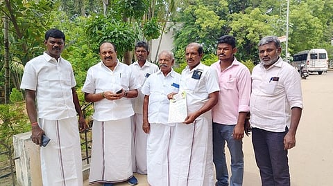 ஆட்சியா் அலுவலகத்துக்கு மனு அளிக்க வந்த திருநெல்வேலி மாநகா் மாவட்ட அதிகமுக செயலா் தச்சை என்.கணேசராஜா உள்ளிட்டோா்.