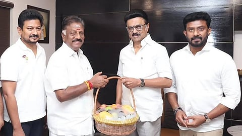 முதல்வர் ஸ்டாலிடன் ஓ.பன்னீர்செல்வம். அருகில் துணை முதல்வர் உதயநிதி ஸ்டாலின், அதிமுக முன்னாள் எம்.பி. ரவீந்திரநாத்.