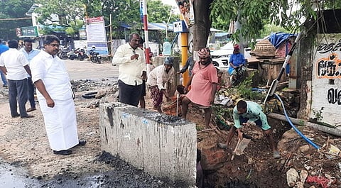 கழிவுநீா் வடிகால் தூா்வாரும் பணியை பாா்வையிட்ட அமைச்சா் பி.ஆா்.என். திருமுருகன்.