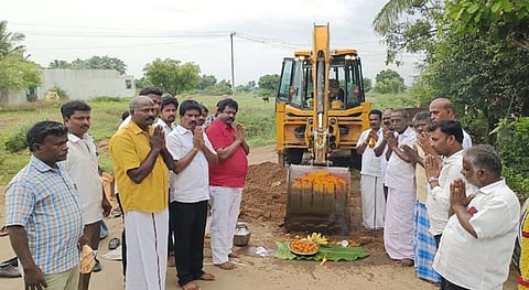 செங்கத்தை அடுத்த பெரும்பாக்கம் கிராமத்தில் தாா்ச் சாலைப் பணிகளை தொடங்கிவைத்த மு.பெ. கிரி எம்எல்ஏ.