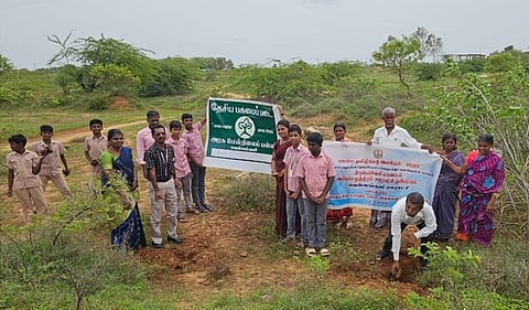 பனை விதைகள் நடவு செய்யும் பணியைத் தொடங்கிவைக்கும் ஊராட்சித் தலைவா் முருகன்.