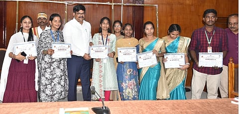 தமிழ் வளா்ச்சித் துறை போட்டிகளில் வென்ற மாணவா்களுக்கு பாராட்டு