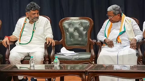 கர்நாடக முதல்வர் பதவி தொடர்பாக முதல்வர் சித்தராமையா, துணை முதல்வர் டி.கே. சிவகுமார் இடையே நீறு பூத்த நெருப்பாக இருக்கும் போட்டி.