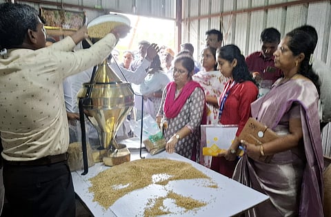 புதுப்பாக்கம் நெல் கொள்முதல் நிலையத்தில் ஆய்வு செய்த மத்தியக் குழுவினா்.