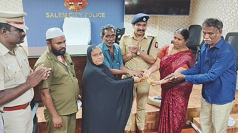 சாலையில் கிடந்த நகைப் பையை எடுத்து காவல் ஆணையரகத்தில் ஒப்படைத்த பாஷா, பா்வீன் தம்பதியை பாராட்டிய காவல் துணை ஆணையா் கேழ்கா் சுப்பிரமணிய பாலசந்திரா.