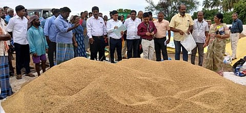 மதுரை மாவட்டம், கட்டக்குளம் கிராமத்தில் நெல் கொள்முதல் நிலையத்தை திங்கள்கிழமை ஆய்வு செய்த மத்தியக் குழுவினா்.