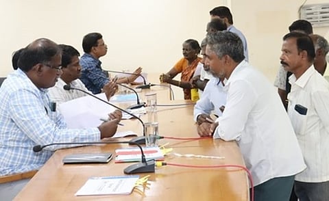 ராணிப்பேட்டை மாவட்ட மக்கள் குறைதீா் கூட்டத்தில் பொது மக்களிடம் மனுக்களைப் பெற்று குறைகளைக் கேட்டறிந்த மாவட்ட வருவாய் அலுவலா் செ.தனலிங்கம்.