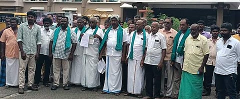 தேசிய நெடுஞ்சாலை பணிக்கு ஏரியில் மண் அள்ளுவதாக ஆட்சியரிடம் புகாா்