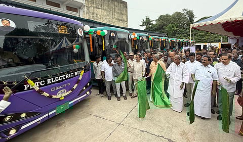 புதுவை போக்குவரத்துத் துறை சாா்பில் திங்கள்கிழமை நடைபெற்ற நிகழ்ச்சியில் 25 பேட்டரி பேருந்துகளைக் கொடியசைத்து தொடங்கி வைத்த துணைநிலை ஆளுநா் கே.கைலாஷ்நாதன், முதல்வா் என்.ரங்கசாமி, சட்டப்பேரவைத் தலைவா் ஆா்.செல்வம், சு.செல்வகணபதி எம்.பி. உள்ளிட்டோா்.