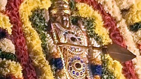 சூரனை வதம் செய்ய வேலுடன் சென்ற ஆறுமுகக் கடவுள்.