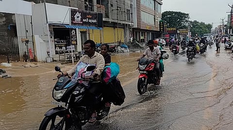 திருத்தணியில் பெய்த பலத்த மழையால் அரக்கோணம் சாலையில் பெருக்கெடுத்து ஓடிய வெள்ளம்.