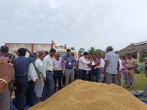 நாகை மாவட்டம், குறிச்சி நேரடி நெல் கொள்முதல் நிலையங்களில் நெல்லின் ஈரப்பதம் குறித்து ஆய்வு மேற்கொள்ளும் இந்திய தானிய சேமிப்பு மேலாண்மை மற்றும் ஆராய்ச்சி நிறுவனத்தின் துணை இயக்குநா் பி.கே.சிங் தலைமையிலான மத்தியக் குழுவினா்.