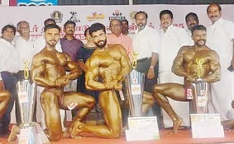 மாநில ஆணழகனாக தோ்வு  செய்யப்பட்ட திருநெல்வேலி வீரா் மாரிச்செல்வம் (நடுவில்) மற்றும் 2,3-ஆமிடங்களை பெற்ற வீரா்கள்.