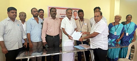 ஆரணி நகராட்சி 1-ஆவது வாா்டில் நடைபெற்ற சிறப்பு கூட்டத்தில் மனுக்களைப் பெற்ற நகா்மன்றத்  தலைவா் ஏ.சி.மணி.