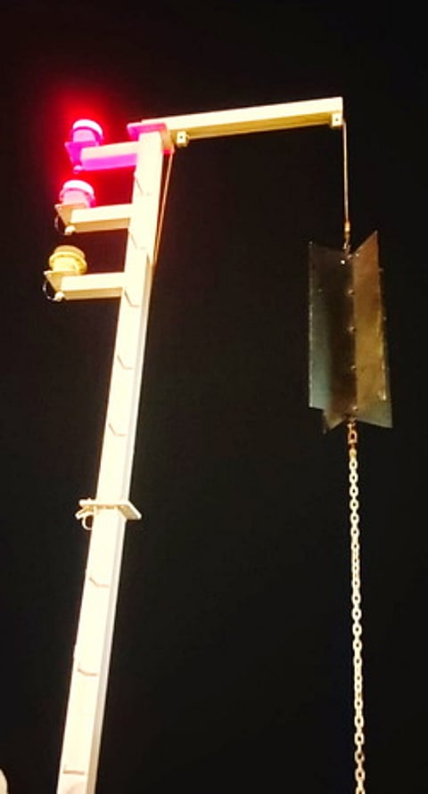 காரைக்கால் துறைமுகத்தில் திங்கள்கிழமை ஏற்றப்பட்ட 2-ஆம் எண் புயல் எச்சரிக்கைக் கூண்டு.