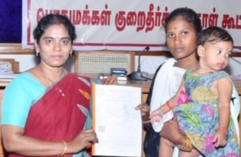 பெரம்பலூரில் திங்கள்கிழமை நடைபெற்ற குறைதீா் கூட்டத்தில் கருணை அடிப்படையில் பணி நியமன ஆணைக்கான கடிதத்தை பெண்ணிடம் அளித்த மாவட்ட ஆட்சியா் ந. மிருணாளினி.