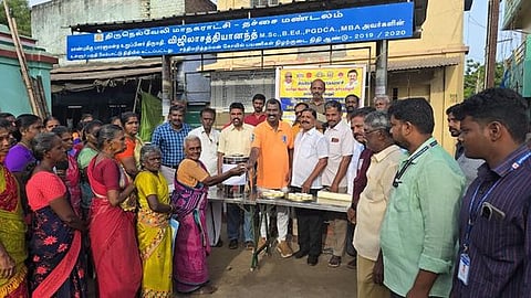 தச்சநல்லூரில் பொதுமக்களுக்கு கபசுர குடிநீா் திங்கள்கிழமை விநியோகிக்கப்பட்டது.