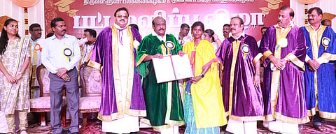 விருத்தாசலம் கொளஞ்சியப்பா் அரசு கலைக்கல்லூரியில் நடந்த பட்டமளிப்பு விழாவில் மாணவிக்கு பட்டம் வழங்கும் மாநில உயா் கல்வித்துறை அமைச்சா் கோவி.செழியன். உடன் அமைச்சா் சி.வெ.கணேசன் உள்ளிட்டோா்.