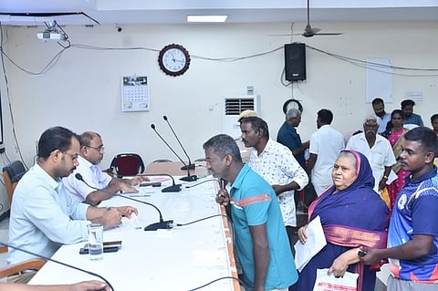 பொதுமக்களிடமிருந்து கோரிக்கை மனுக்களைப் பெற்றாா் ஆட்சியா் ஏ.கே.கமல்கிஷோா்.