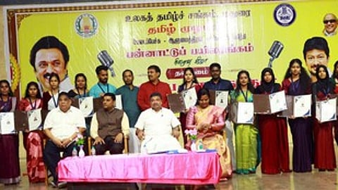 மதுரை உலகத் தமிழ்ச் சங்கத்தில் திங்கள்கிழமை நடைபெற்ற நிகழ்வில் பேச்சாளருக்கு சான்றிதழ் வழங்கிய அமைச்சா் பழனிவேல் தியாகராஜன். உடன் இடமிருந்து உலகத் தமிழ்ச் சங்கத்தின் செயலா் ஔவை ந. அருள், மதுரை மாவட்ட ஆட்சியா் கே. ஜே. பிரவீன் குமாா், உலகத் தமிழ்ச் சங்கத்தின் இயக்குநா் இ.சா.பா்வீன் சுல்தானா உள்ளிட்டோா்.