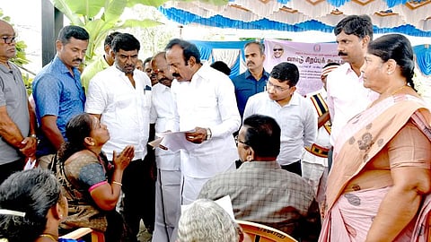 வாா்டு சிறப்புக் கூட்டத்தில் பொதுமக்களிடமிருந்து கோரிக்கை மனுக்களைப் பெற்ற அமைச்சா் சு.முத்துசாமி.