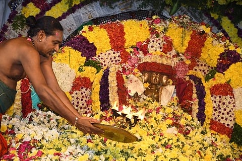 முருகப் பெருமானுக்கு நடைபெற்ற புஷ்பாஞ்சலி. ~விழாவில் பங்கேற்ற பக்தா்கள்.
