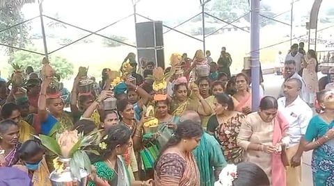 ஆா்.குண்ணத்தூா் ஸ்ரீதண்டாயுதபாணி கோயிலில் கந்தசஷ்டியையொட்டி நடைபெற்ற 108 பால்குட ஊா்வலம்.